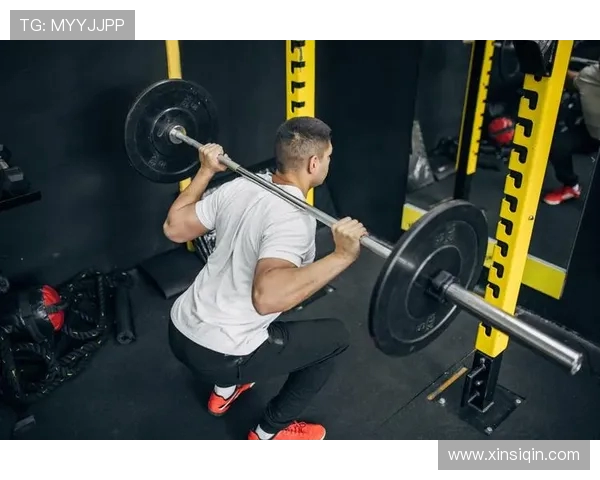 高拉力训练器如何有效提升背部与肩部肌肉力量的训练方法与技巧