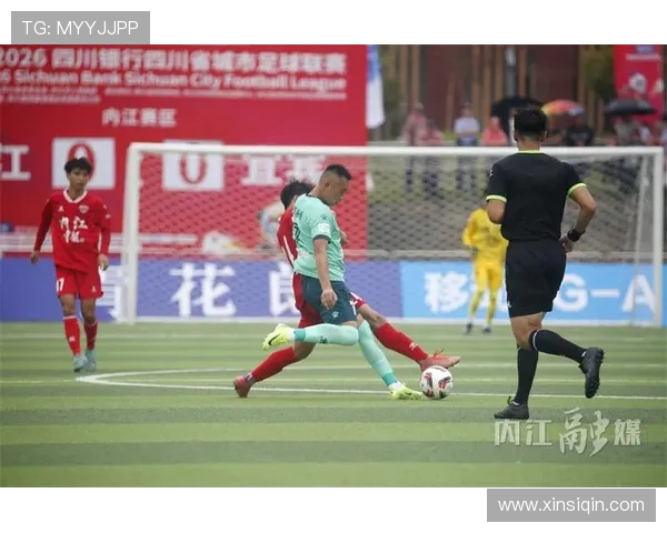 镜头外的较量：足球混合采访区生态实录