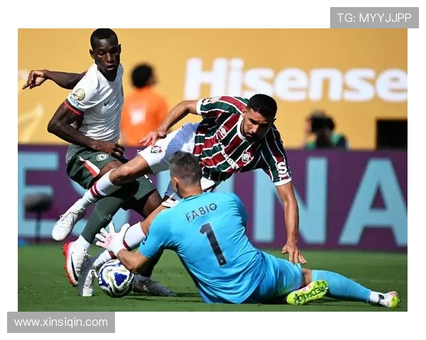 世俱杯场上通讯技术揭秘:现代足球中的无线协作系统 世俱杯场上通讯技术揭秘:现代足球中的无线协作系统